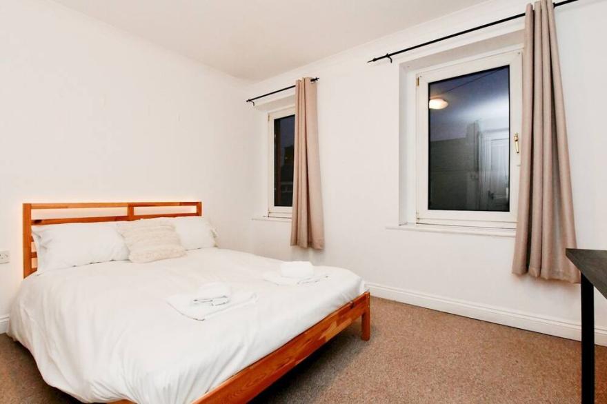 Pass the Keys | Cosy Spacious Two Bedroom Home with Parking
