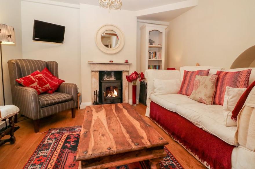 OCTOBER COTTAGE, pet friendly in Chalford, Gloucestershire