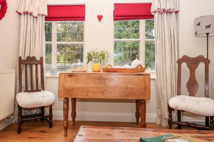 OCTOBER COTTAGE, pet friendly in Chalford, Gloucestershire