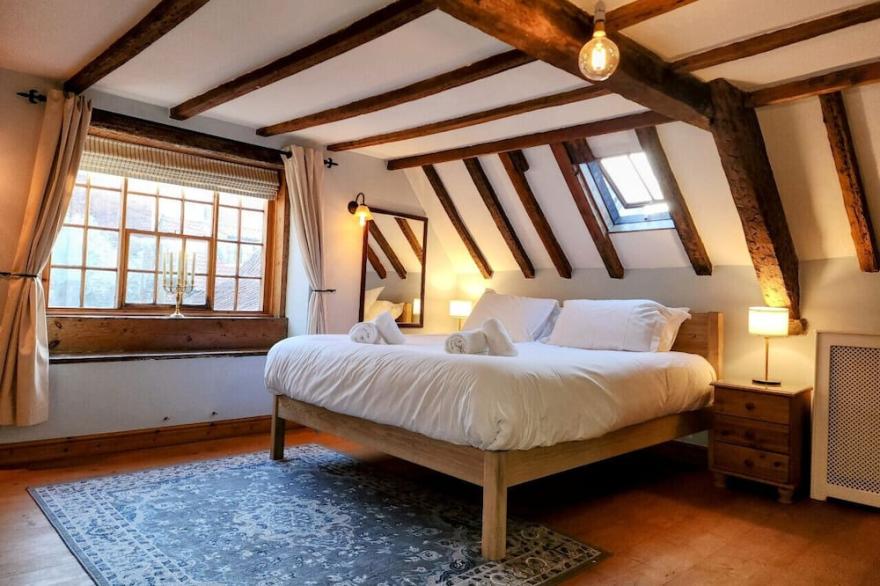 Borough House - Four Bedroom House, Sleeps 7