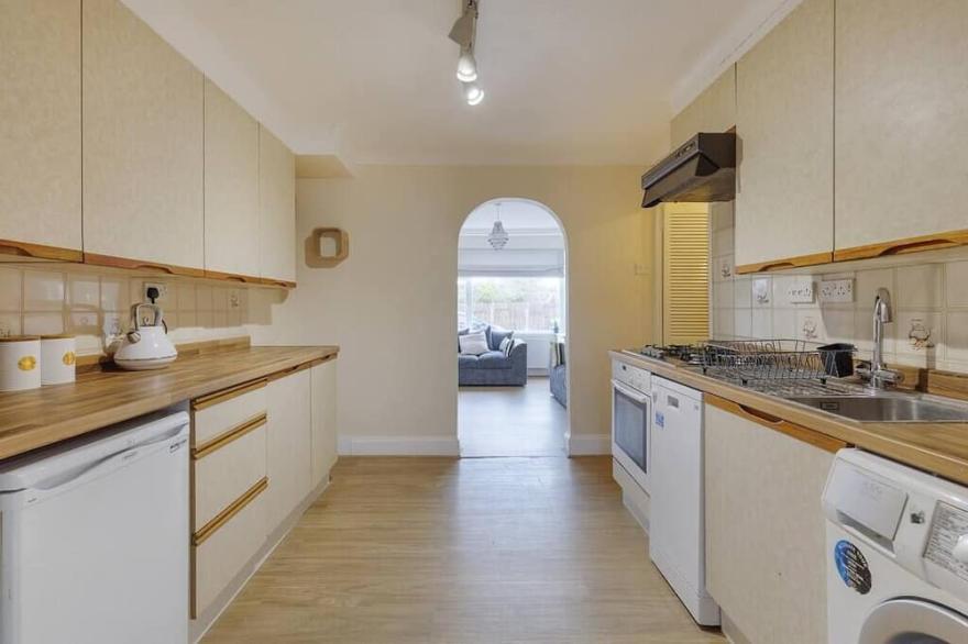 Modern 4 bed house in Heathrow, London