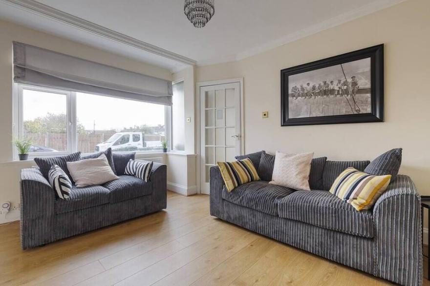 Modern 4 bed house in Heathrow, London