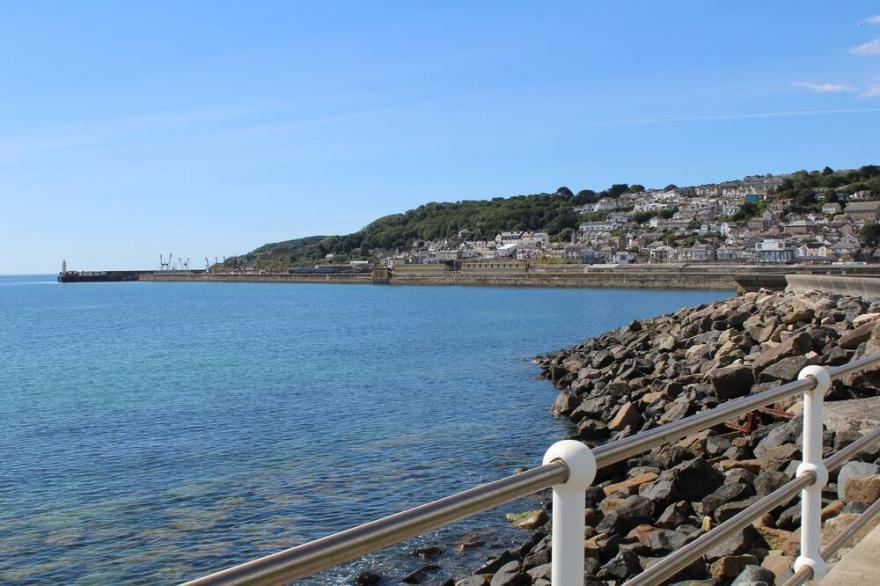 Cosy terraced cottage 3 minutes from the beach!