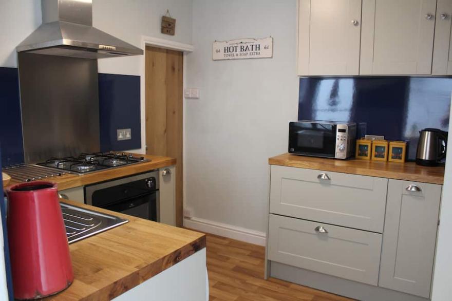 Cosy terraced cottage 3 minutes from the beach!