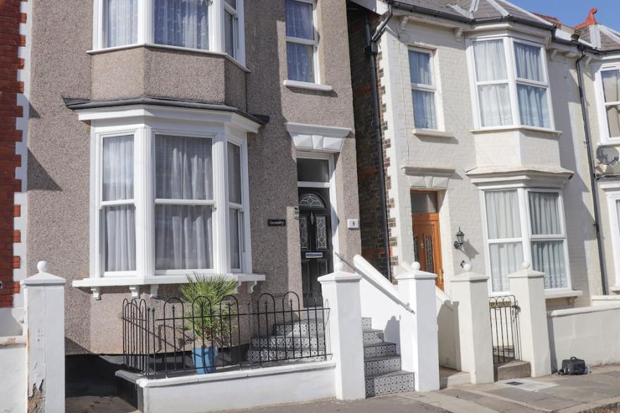 SERENITY, pet friendly, country holiday cottage in Ramsgate, Kent