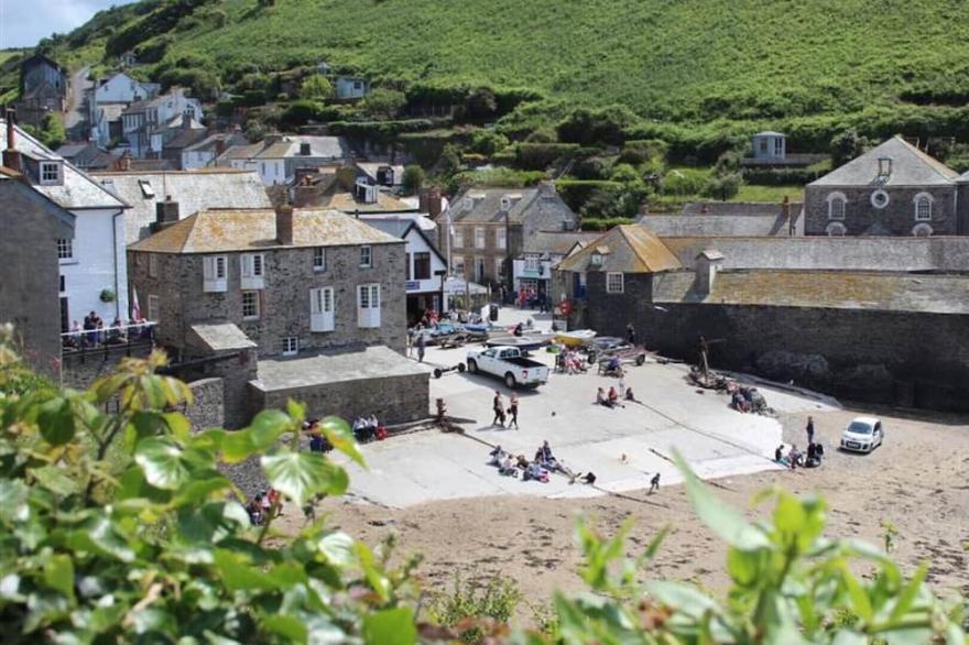 White Pebble Cottage, a welcoming stone cottage in the middle of the fishing village of Port Isaac