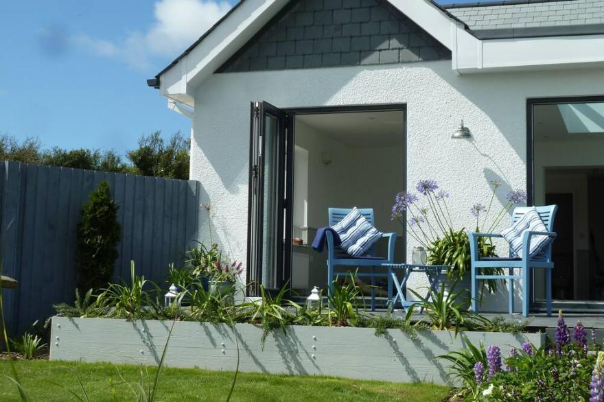 Luxury, romantic Cottage for 2 Nr Padstow with pretty garden and lovely views