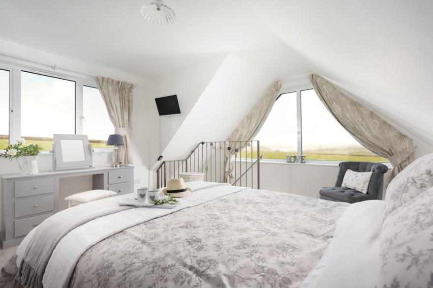 Luxury, romantic Cottage for 2 Nr Padstow with pretty garden and lovely views