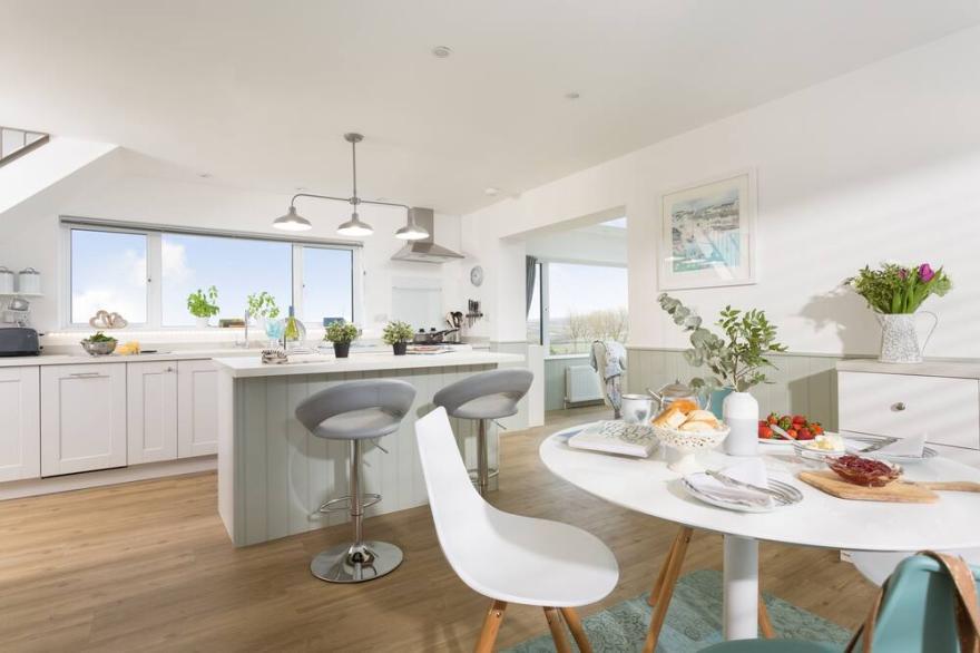 Luxury, romantic Cottage for 2 Nr Padstow with pretty garden and lovely views