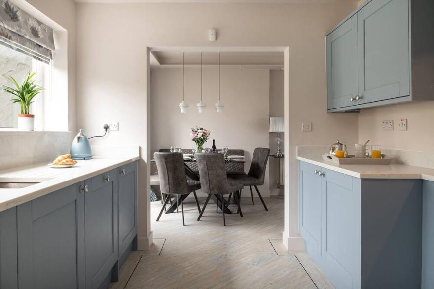 CARTREF, country holiday cottage, with a garden in Benllech
