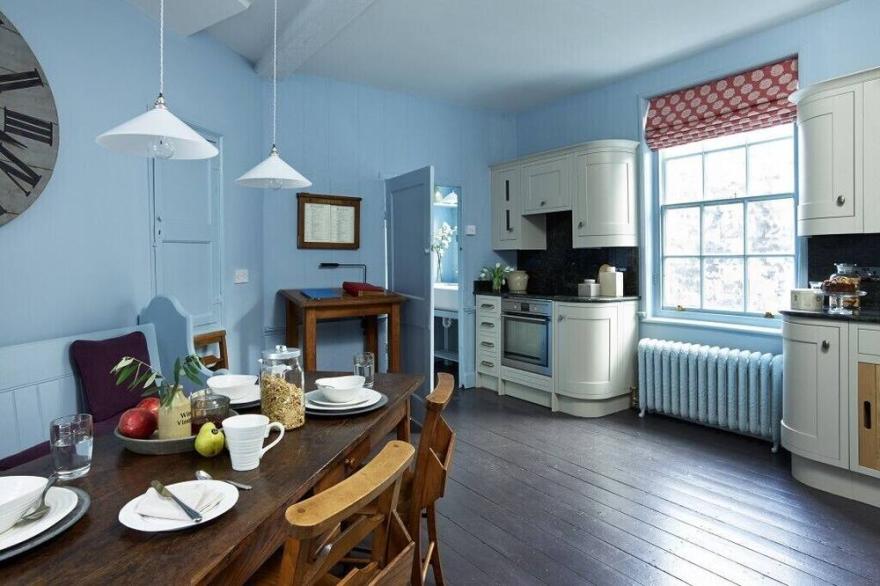 Outstanding historic townhouse in city centre next to York Minster (sleeps 2-8)