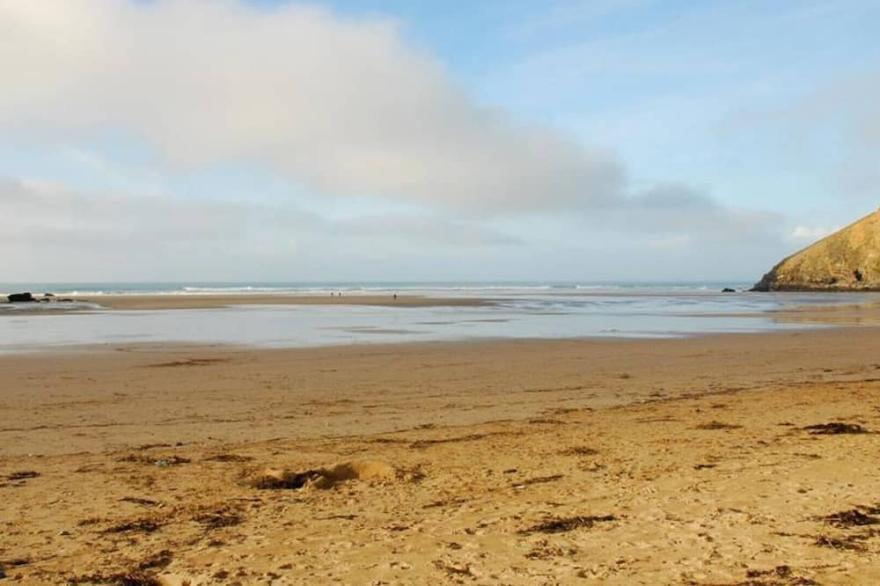 Crab Cottage, pet friendly sleeps 3 near Mawgan Porth