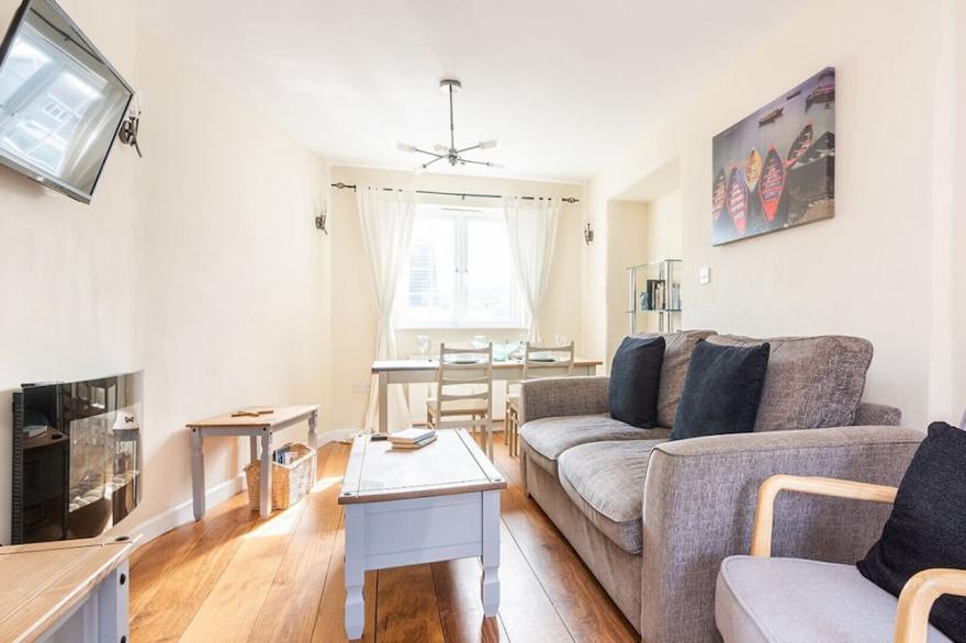 Crab Cottage, pet friendly sleeps 3 near Mawgan Porth