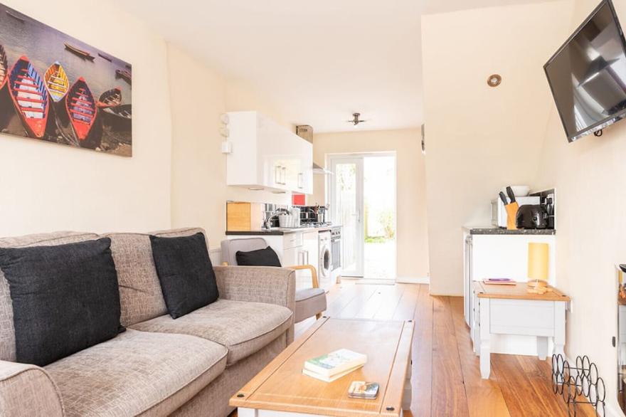 Crab Cottage, pet friendly sleeps 3 near Mawgan Porth