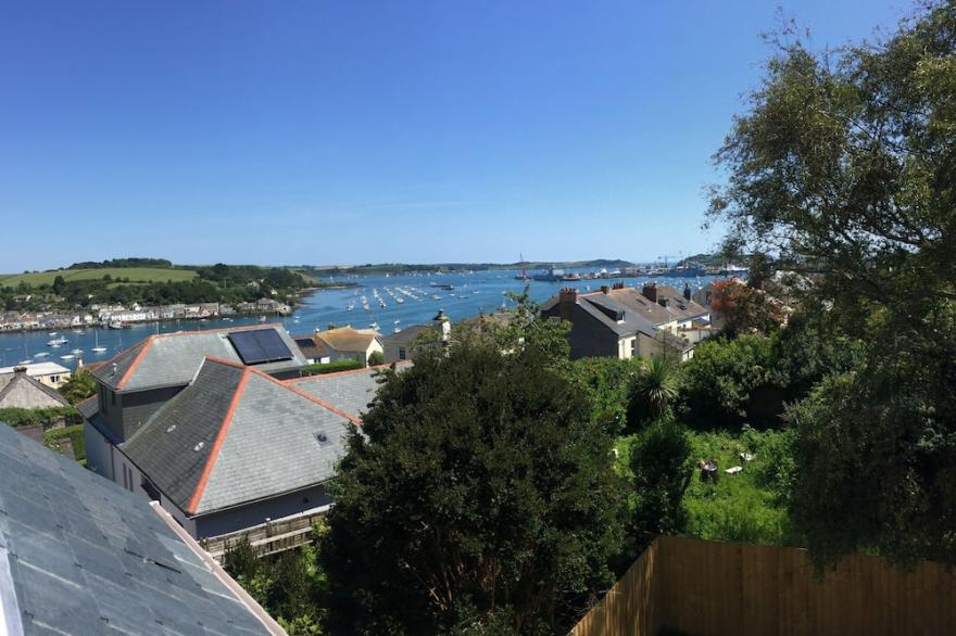 Beautifully presented modern 3 bedroom town house in central Falmouth location