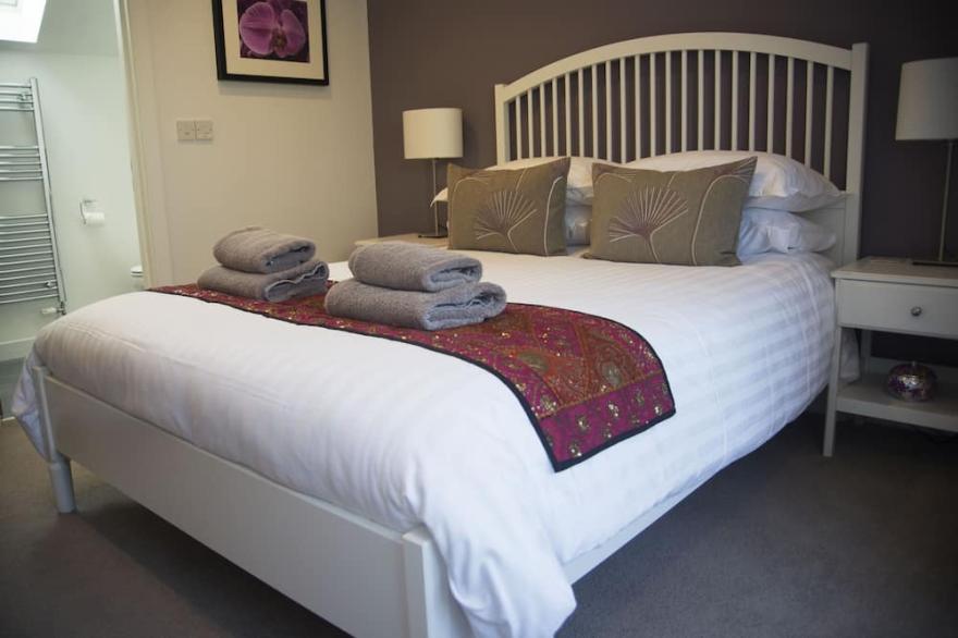 Beautifully presented modern 3 bedroom town house in central Falmouth location