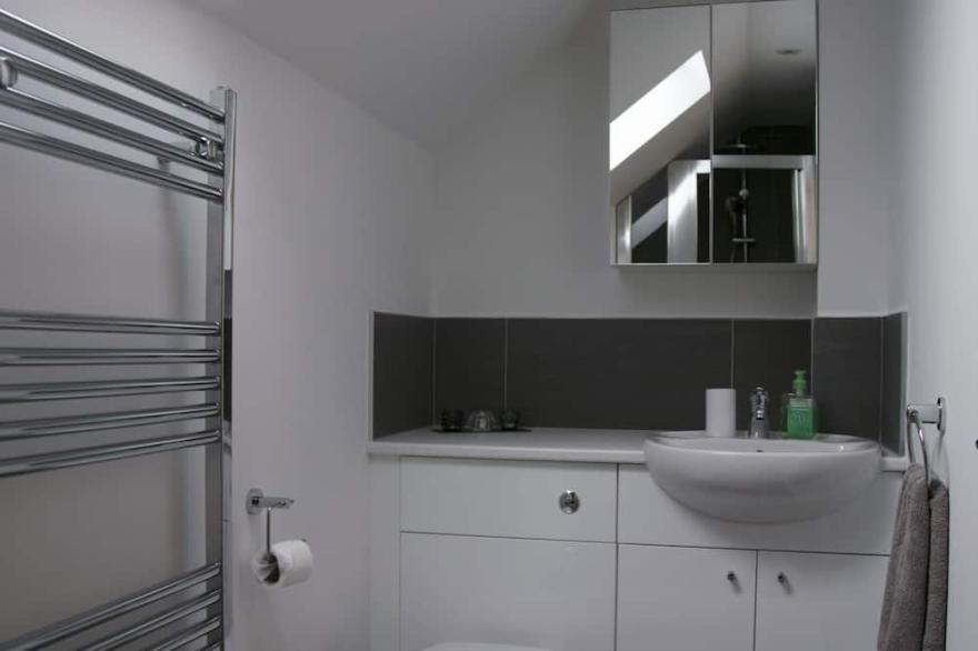 Beautifully presented modern 3 bedroom town house in central Falmouth location
