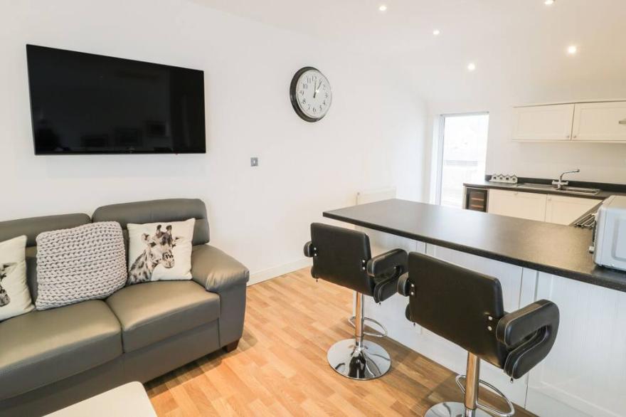 7 MARINA VIEW, pet friendly, country holiday cottage in Pwllheli