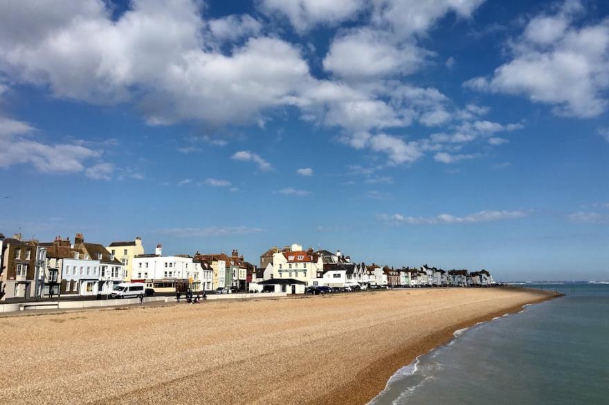 Seaside cottage, central, quiet with free parking. Sleeps 5