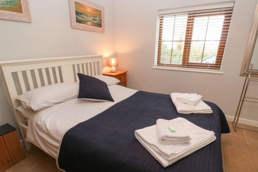 TREGONNING LODGE, pet friendly, with a garden in Rosudgeon