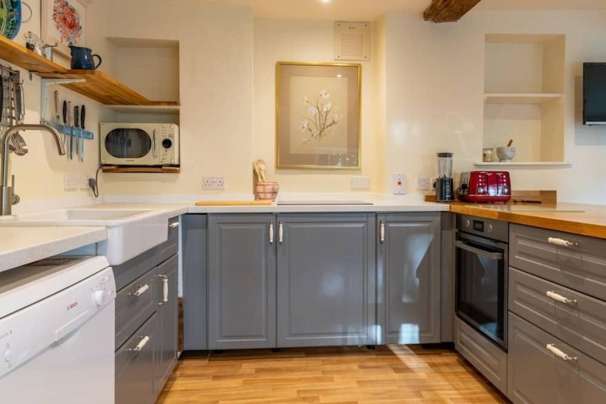 Woodmancote Manor Cottage, near Cirencester - sleeps 6 guests in 3 bedrooms