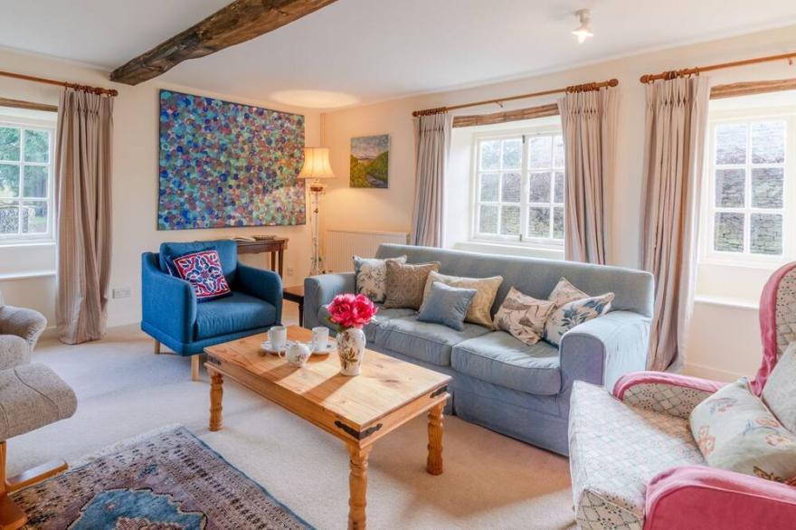 Woodmancote Manor Cottage, near Cirencester - sleeps 6 guests in 3 bedrooms
