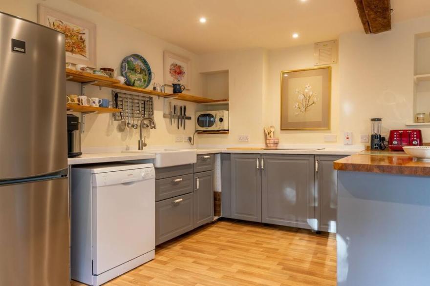 Woodmancote Manor Cottage, near Cirencester - sleeps 6 guests in 3 bedrooms