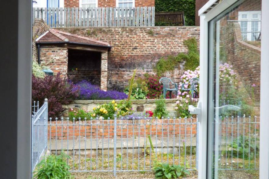 RIVER FORGE, family friendly, country holiday cottage in Whitby