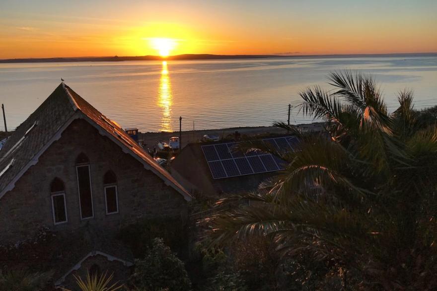 LOOKOUT COTTAGE, pet friendly, country holiday cottage in Newlyn