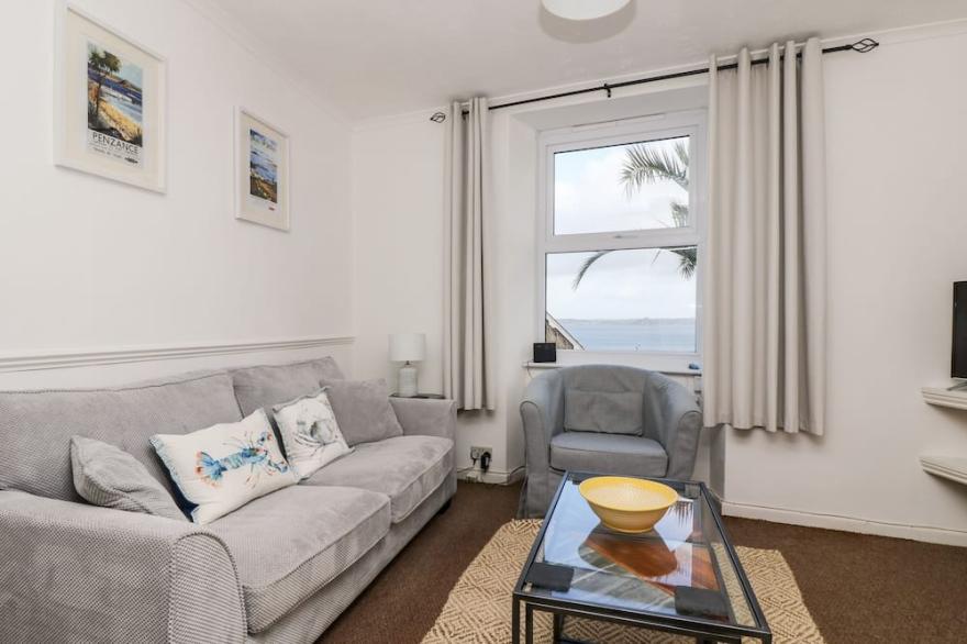 LOOKOUT COTTAGE, pet friendly, country holiday cottage in Newlyn