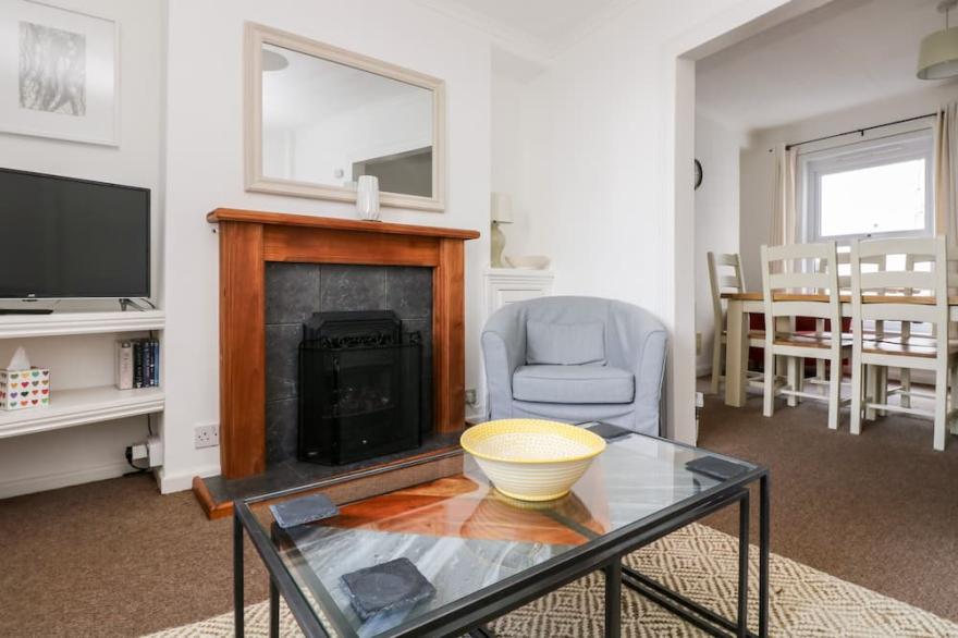 LOOKOUT COTTAGE, pet friendly, country holiday cottage in Newlyn