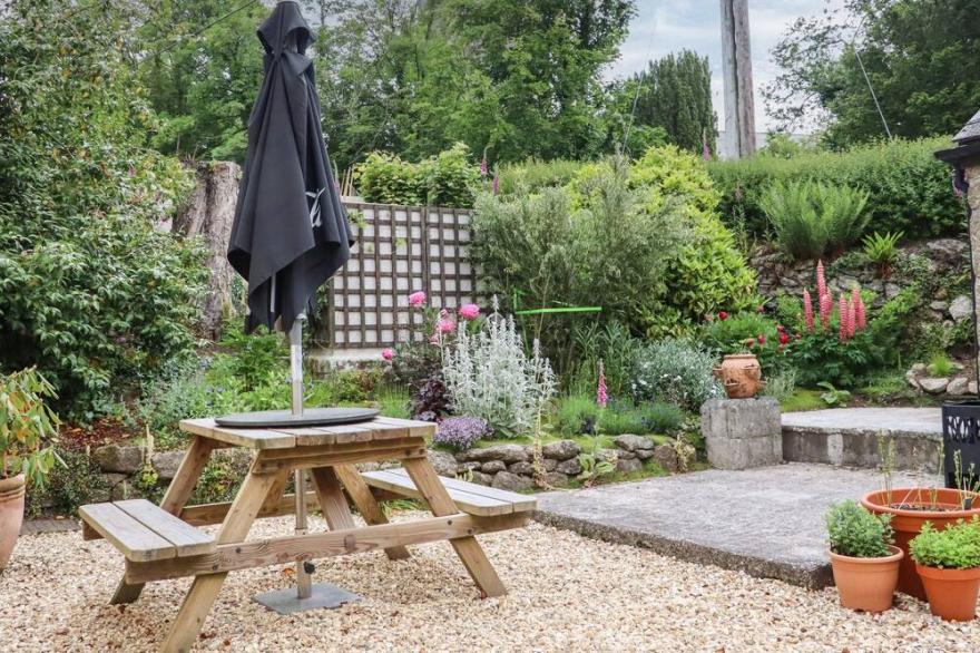 CAMELLIA COTTAGE, pet friendly, with a garden in Lanlivery, Cornwall