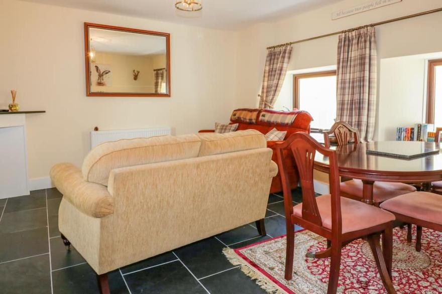 CAMELLIA COTTAGE, pet friendly, with a garden in Lanlivery, Cornwall