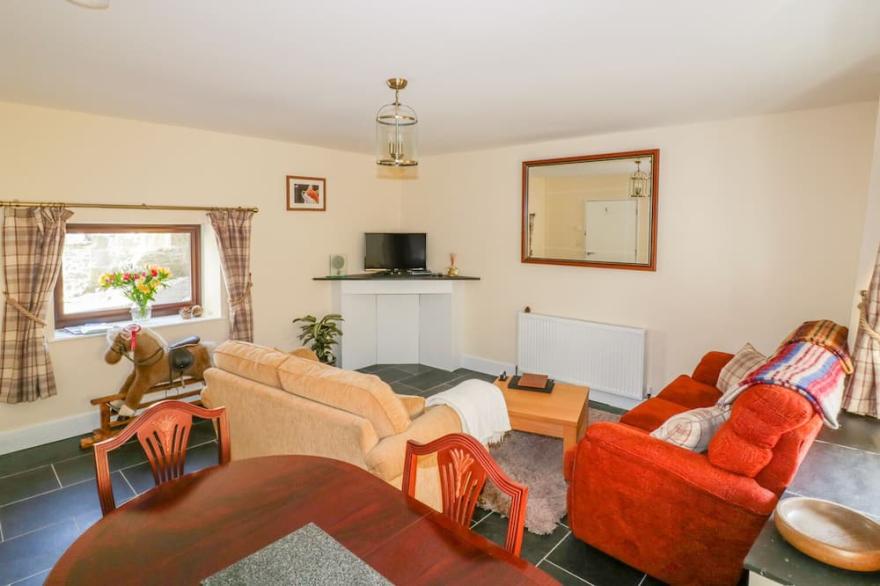 CAMELLIA COTTAGE, pet friendly, with a garden in Lanlivery, Cornwall
