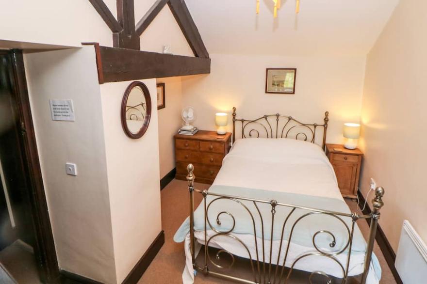 HARRY EYRE COTTAGE, pet friendly in Castleton, Peak District