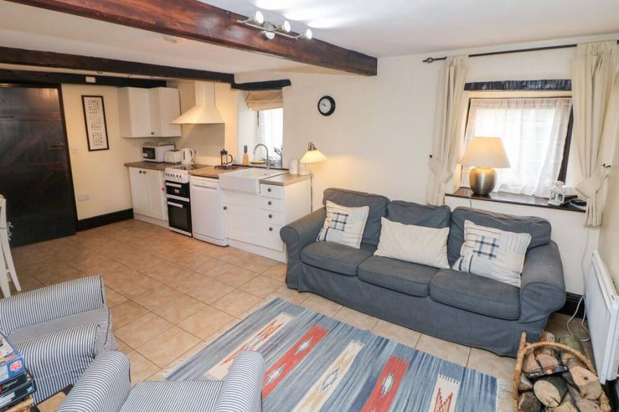 HARRY EYRE COTTAGE, pet friendly in Castleton, Peak District