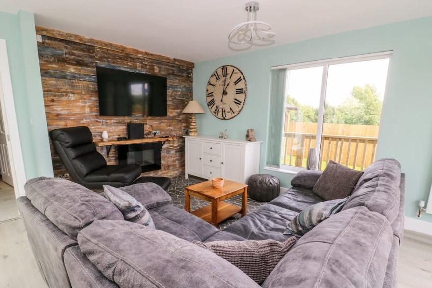 MEADOWBANK LODGE, pet friendly, with hot tub in Brandesburton