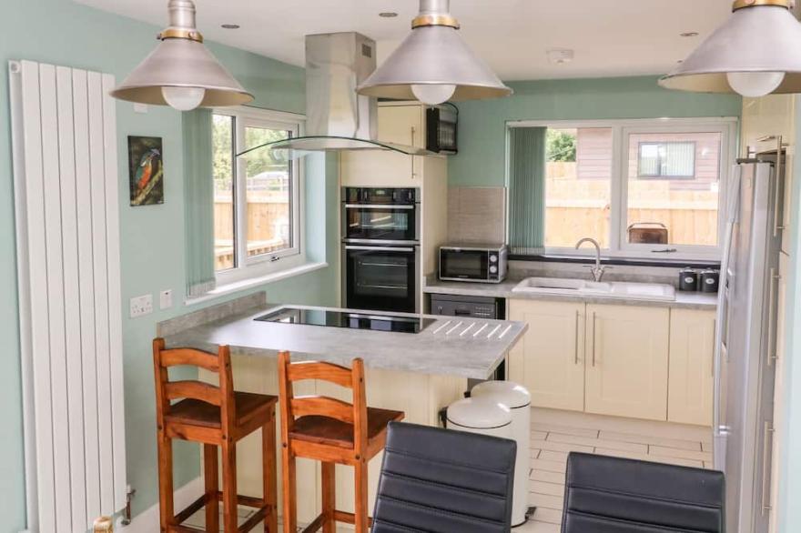 MEADOWBANK LODGE, pet friendly, with hot tub in Brandesburton