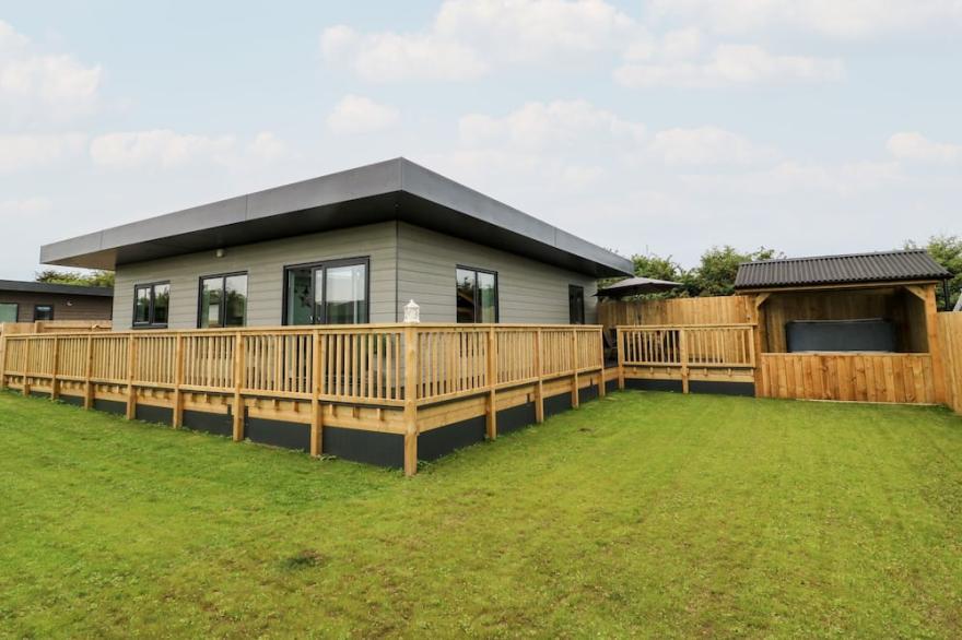 MEADOWBANK LODGE, pet friendly, with hot tub in Brandesburton