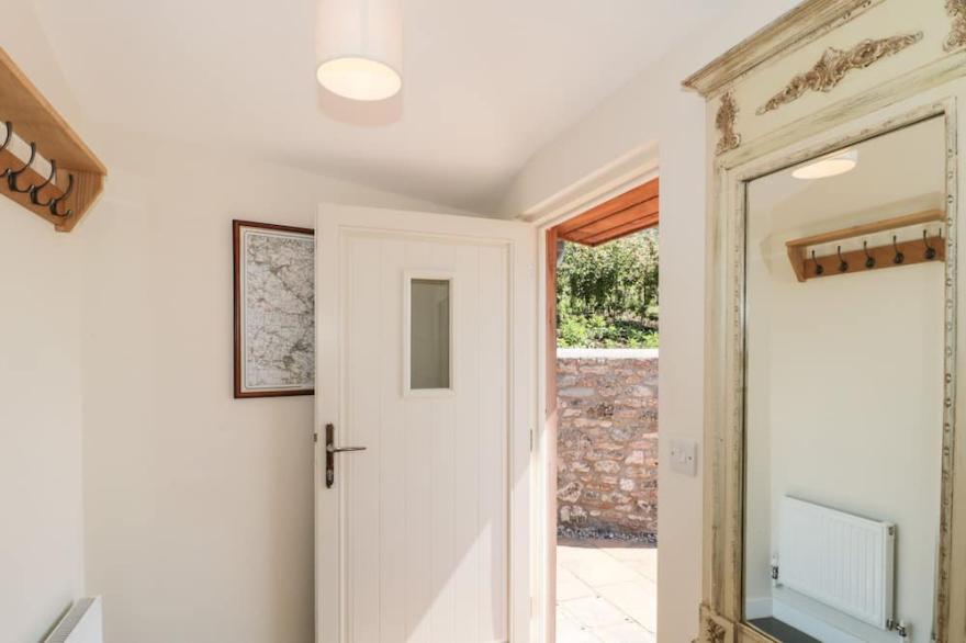 LILAC COTTAGE, pet friendly, character holiday cottage in Wells