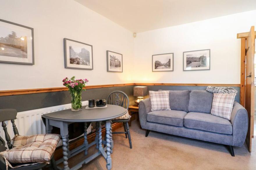 NUTWOOD COTTAGE, pet friendly, character holiday cottage in Tean