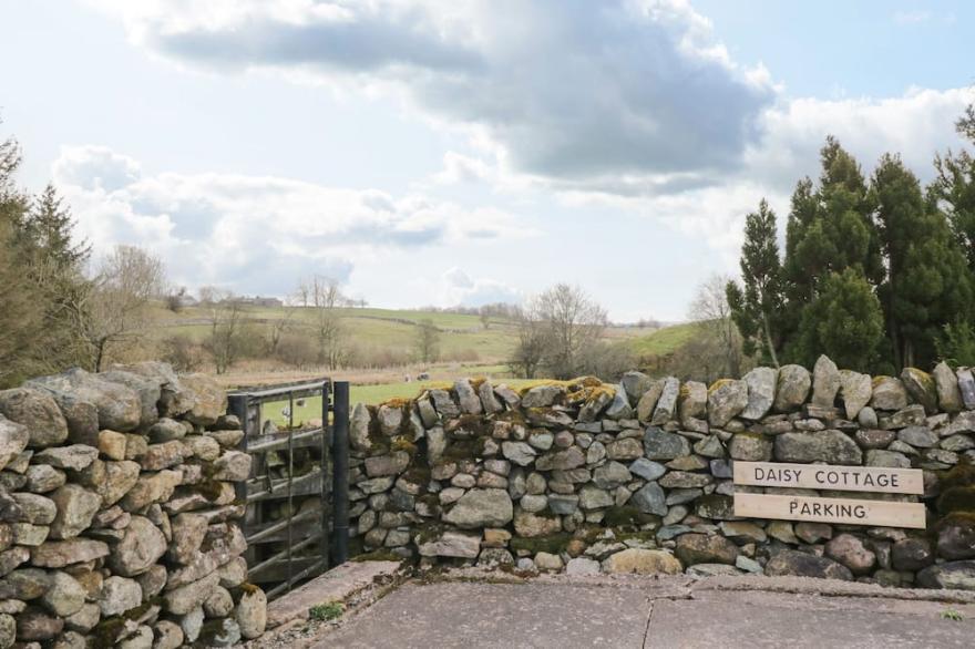 DAISY COTTAGE, character holiday cottage, with hot tub in Penruddock
