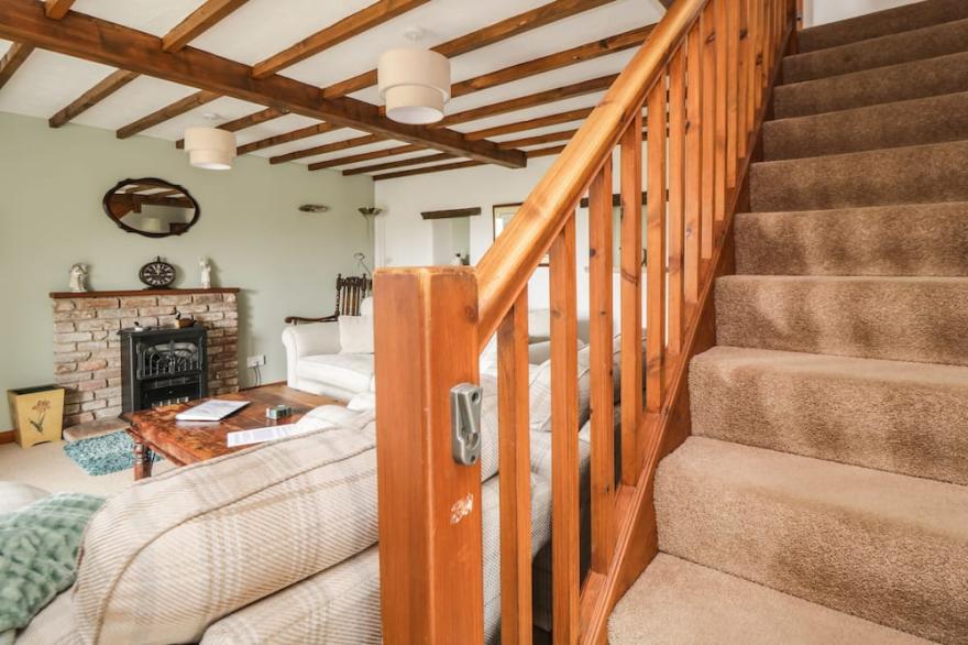 DAISY COTTAGE, character holiday cottage, with hot tub in Penruddock