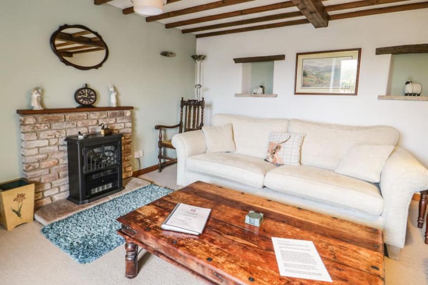 DAISY COTTAGE, character holiday cottage, with hot tub in Penruddock