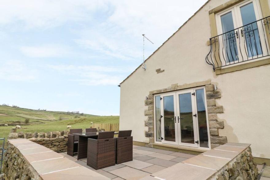 MEADOW COTTAGE, family friendly, with a garden in Cowling