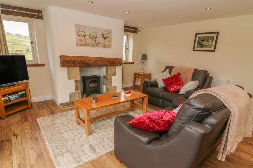 MEADOW COTTAGE, family friendly, with a garden in Cowling