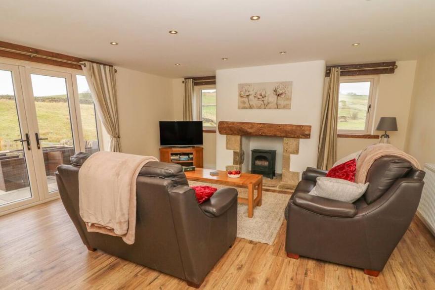 MEADOW COTTAGE, family friendly, with a garden in Cowling