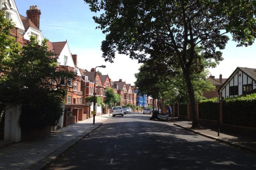 Five Star Super-host Belsize Garden Apt