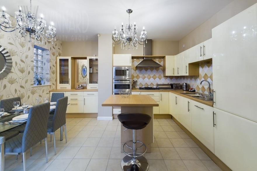 4 Star, 2 Bed Apartment, Beach Front with Sea View