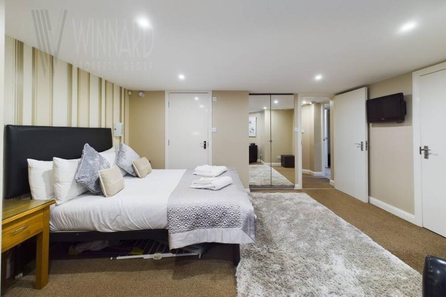 4 Star, 2 Bed Apartment, Beach Front with Sea View